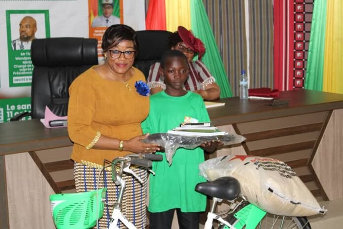 Manga : Une soixantaine d’enfants démunis reçoivent des bourses scolaires 3 Manga : Une soixantaine d’enfants démunis reçoivent des bourses scolaires 3