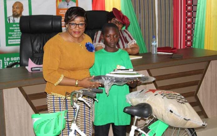 Manga : Une soixantaine d’enfants démunis reçoivent des bourses scolaires 1 Manga : Une soixantaine d’enfants démunis reçoivent des bourses scolaires 1