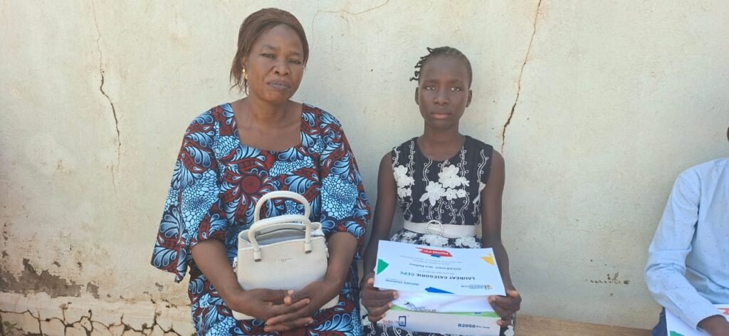 Rentrée solidaire : La fondation Endeavour Mining offre des tablettes et ordinateurs  aux enfants de ses employés 2