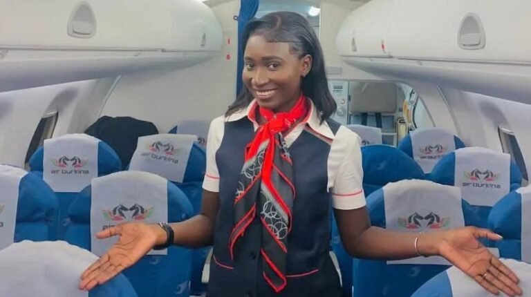 « La priorité d'une hôtesse de l'air est de sauver les passagers », Sarifatou Kouanda 3 Sarifatou Kouanda est hôtesse de l'air depuis 10 ans.