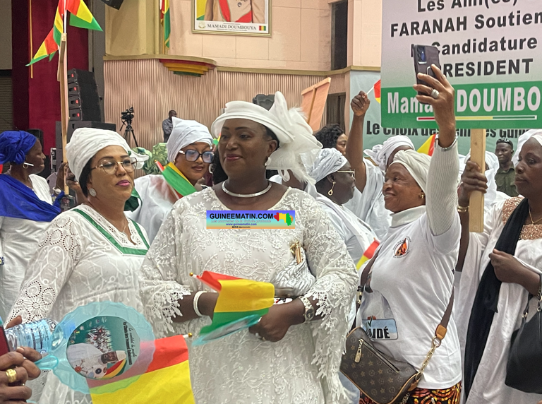 Elections présidentielles en Guinée : Des femmes soutiennent Doumbouya 2 Elections présidentielles en Guinée : Des femmes soutiennent Doumbouya 2