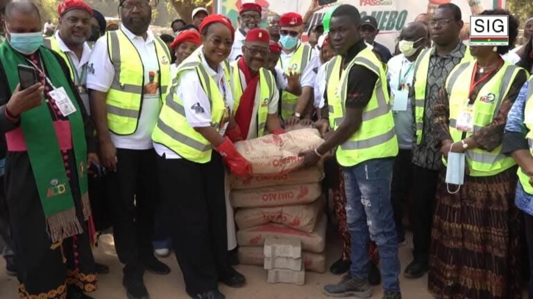 Faso Mêbo : Les afro descendants font un don de 23 tonnes de ciment 7 Les afrodescendants en séjour au Burkina ont fait un don à Faso Mêbo. Crédit photo: SIG
