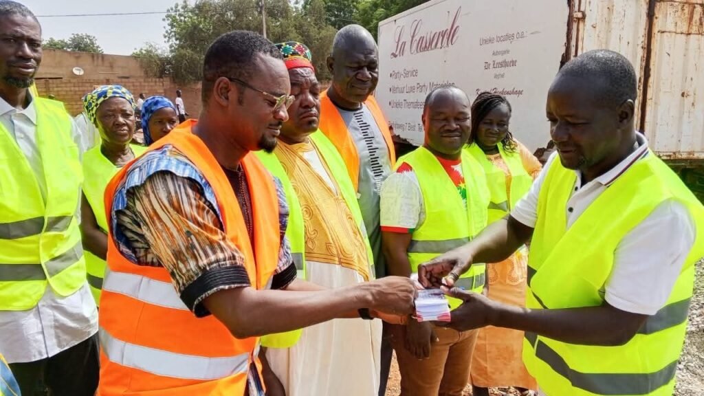 Namissiguima : Les PDI contribuent à Faso Mêbo avec 230 000 F CFA 2 Namissiguima : Les PDI contribuent à Faso Mêbo avec 230 000 F CFA 1