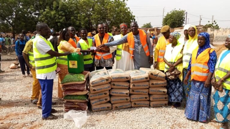 Namissiguima : Les PDI contribuent à Faso Mêbo avec 230 000 F CFA 3 Les PDI de la commune de Namissiguima ont contribué à Faso Mebo d'une valeur de 230 000 FCFA.