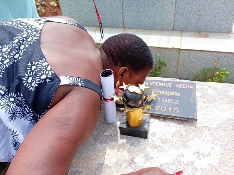 Thérèse Ngono , lauréate aux Sotigui Awards 2025, elle a déposé son trophée sur la tombe de sa mère.