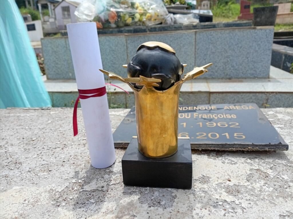 Thérèse: Lauréate aux Sotigui Awards 2025, elle dépose son trophée sur la tombe de sa mère 2