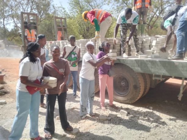 Ouagadougou : Les étudiants de l’AIEEBEX pavent le QG de Faso Mêbo pour soutenir l’initiative citoyenne 5 Ouagadougou : Les étudiants de l’AIEEBEX pavent le QG de Faso Mêbo pour soutenir l’initiative citoyenne 5