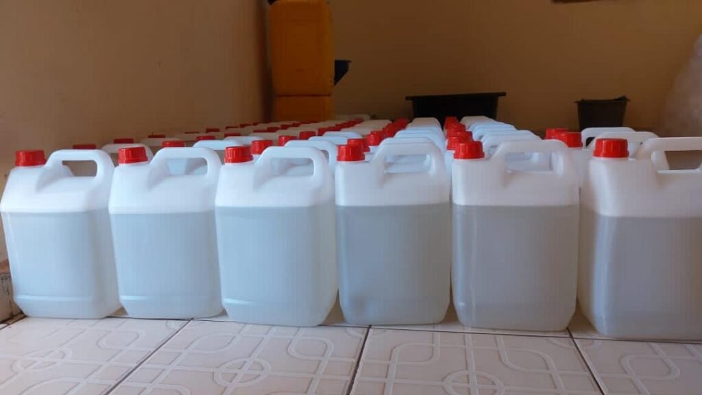 Lévis : Artiste DJ, il fabrique du savon et de l'eau de javel 100% local 2 Lévis : Artiste DJ, il fabrique du savon et de l'eau de javel 100% local 1