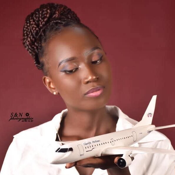 « La priorité d'une hôtesse de l'air est de sauver les passagers », Sarifatou Kouanda 2 Sarifatou Kouanda est hôtesse de l'air depuis 10 ans.