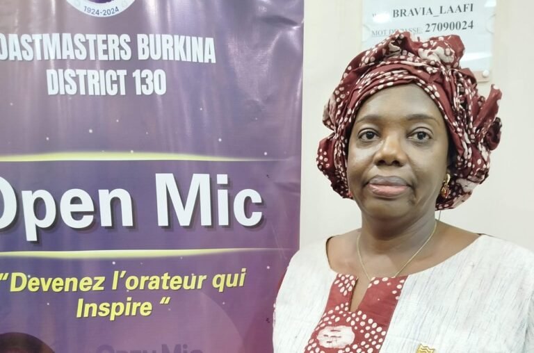 Toastmaster/Tribune Open Mic : Le projet de Fatoumata pour son niveau 5 5 Fatoumata Traoré passe son parcours de niveau 5 à Toastmaster avec le programme Tribune Open Mic.