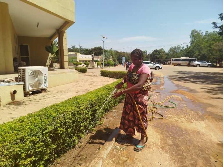 Zeyna Nignan : Une gardienne silencieuse de plantes à l’Université Ouaga 1 9 Zeyna Nignan en train d'arroser des plantes