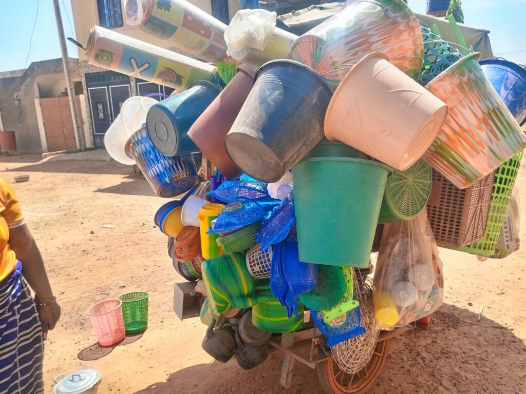 La vente ambulante d'ustensiles de cuisine nourrit de nombreuses familles.