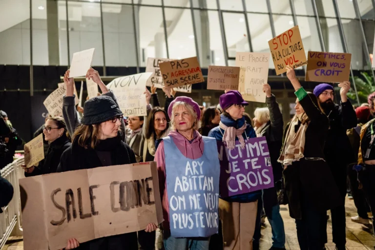 "Sales connes", des militantes féministes manifestent