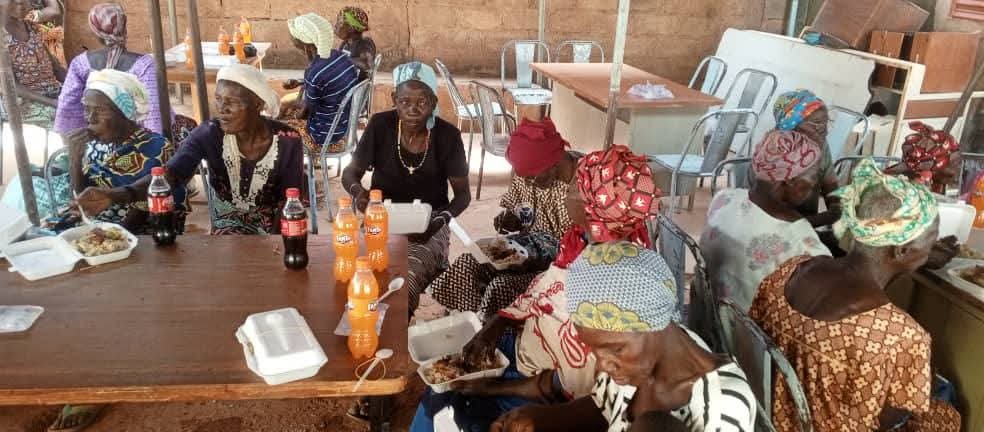 DɛmɛSira : Un repas communautaire avec 60 personnes marginalisées à Boussé 2