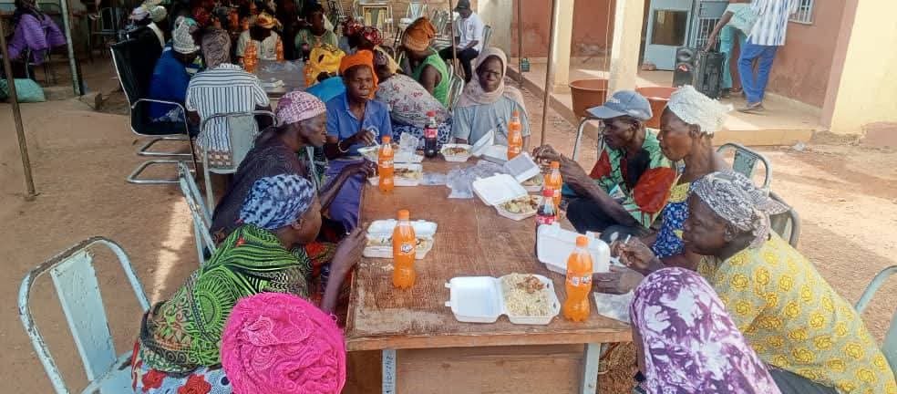 DɛmɛSira : Un repas communautaire avec 60 personnes marginalisées à Boussé 3