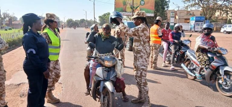 Bobo : Des policières de sensibilisent des usagers sur le port du casque 3