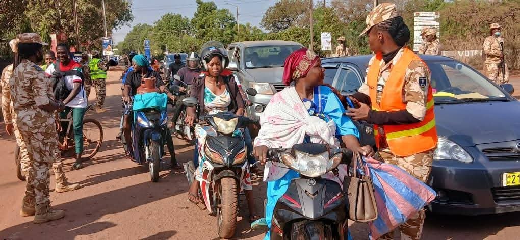 Bobo : Des policières sensibilisent des usagers sur le port du casque 2