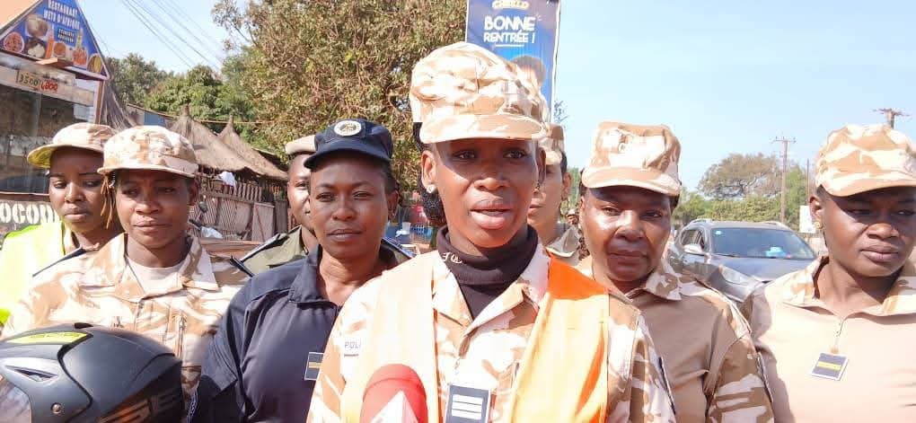 Bobo : Des policières sensibilisent des usagers sur le port du casque 3