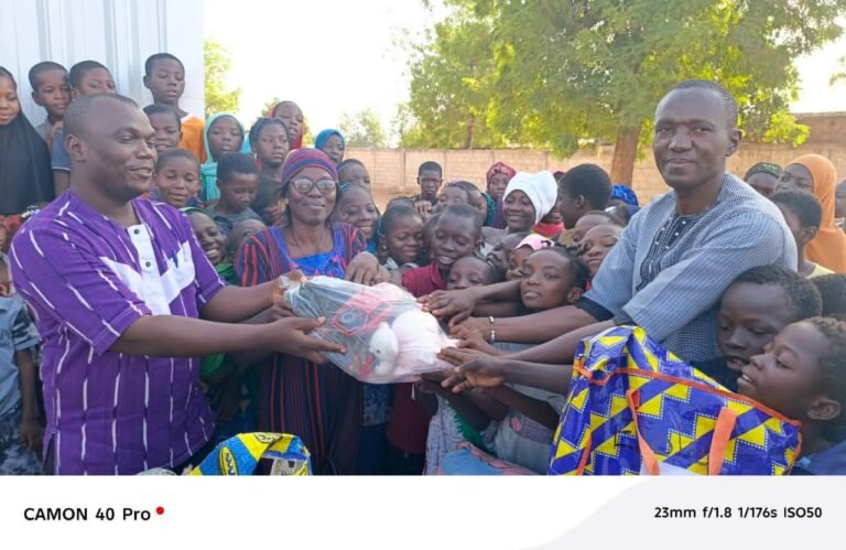 Dɛmɛ Sira: Élèves, ils font des dons d'une valeur de 1 millions FCFA à leur camarade 6