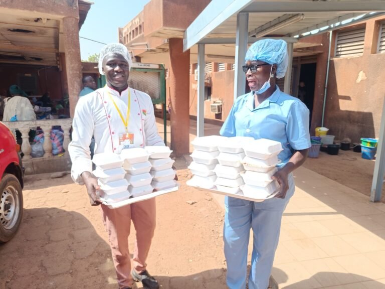 La Cheffe Djenebou Banao partage plus de 200 plats à Faso Mêbo et à la Maternité de Yalgado.