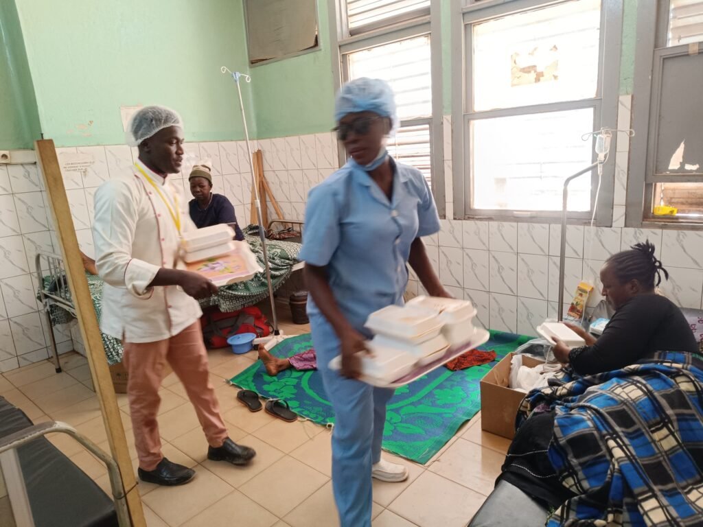 Guinness Record : La Cheffe Djenebou Banao partage plus de 200 plats à Faso Mêbo et à la Maternité de Yalgado 1