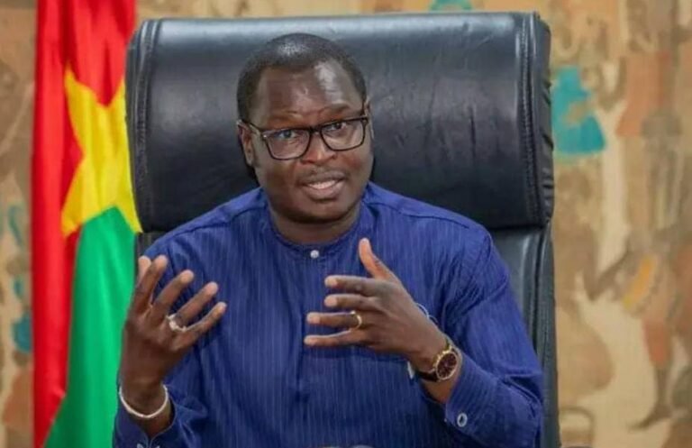 Responsabilité sociale des journalistes : Le ministre Gilbert interpelle 5 Le ministre en charge de la Communication Gilbert interpelle les journalistes sur leur responsabilité sociale.