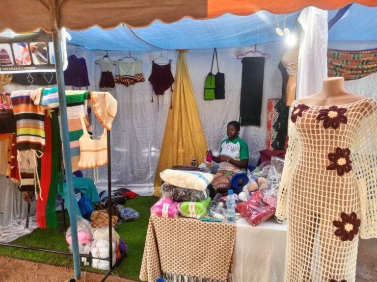 Le Salon International des Métiers Manuels, du Fil et des Aiguilles de Ouagadougou (SIMMFA-O) est initié par Rosine Kibora.