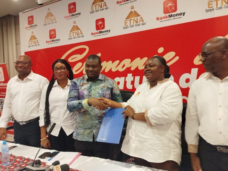 Partenariat : Sank Finance et Etna Microfinance renforcent l’inclusion financière au Burkina Faso 4 Sank Finance et Ethna Micro finance ont signé une convention ce 1er décembre pour une inclusion financière.