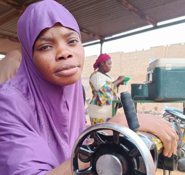 Ousséna Karim Adédjénou : Couturière nigériane au Burkina