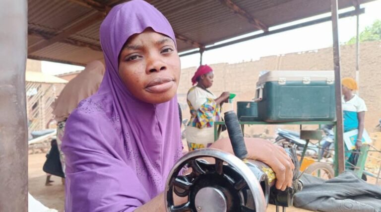 Ousséna Karim Adédjénou : Couturière nigériane au Burkina 1