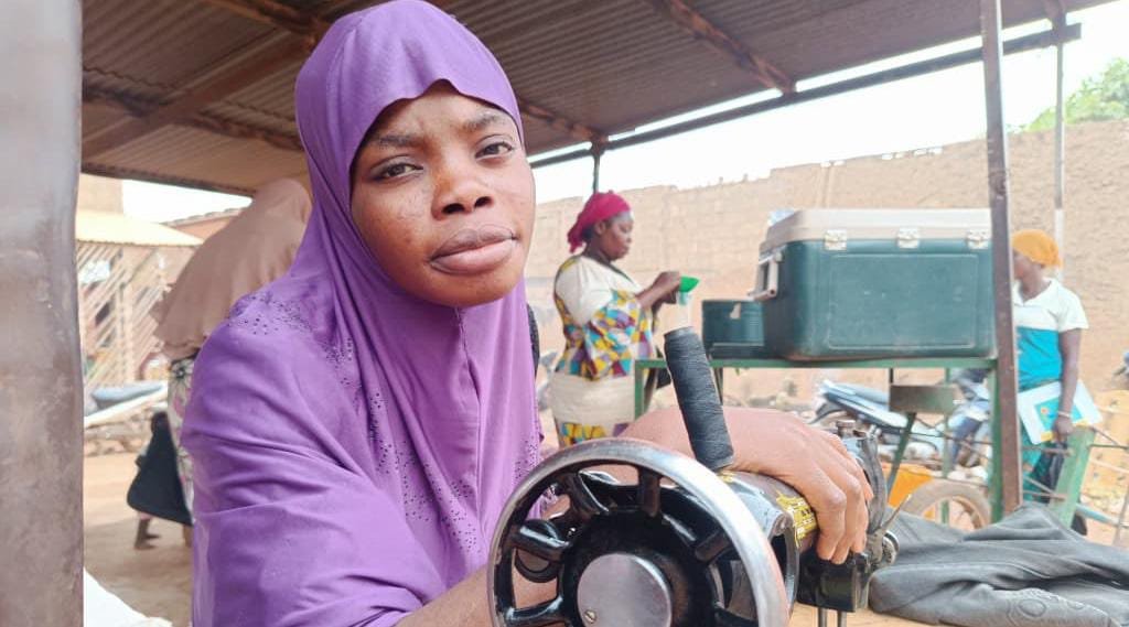 Ousséna Karim Adédjénou : Couturière nigériane au Burkina