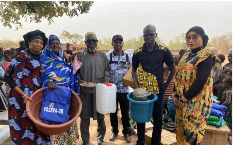 Remise de dons d’hygiène aux PDI de Pabré : Un geste de solidarité signé ADES et Vie  et Espoir 2