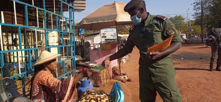 Bobo: La Police Municipale contrôle le carnet de santé des vendeuses (eurs) des établissements scolaires 7