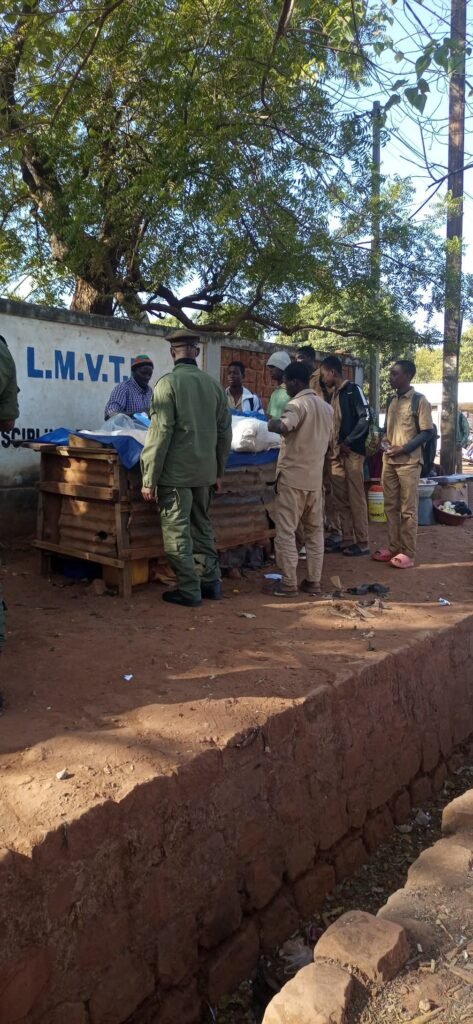 Bobo: La Police Municipale contrôle le carnet de santé des vendeuses (eurs) des établissements scolaires 2