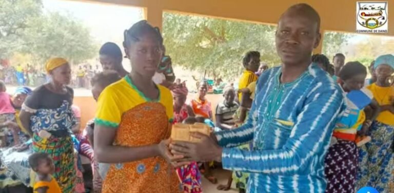 CSPS Zinkoné : 11 mères récompensées pour le respect du calendrier vaccinal de leurs enfants 9 CSPS Zinkoné : 11 mères récompensées pour le respect du calendrier vaccinal de leurs enfants 9