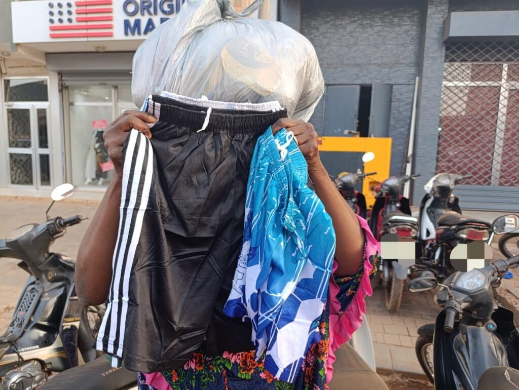 Vendeuses ambulantes : Elles parcourent la ville pour vivre et s’accrocher à l’espoir 2