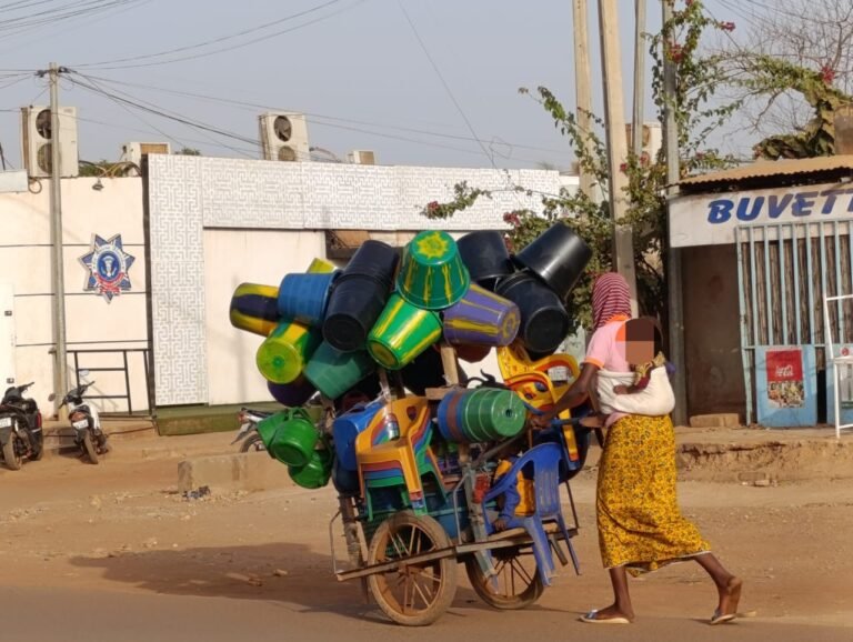 Vendeuses ambulantes : Elles parcourent la ville pour vivre et s’accrocher à l’espoir 1