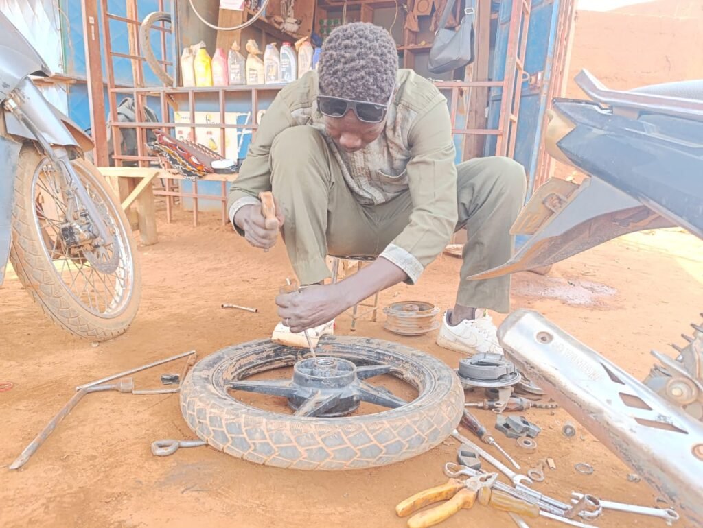 Rodrigue : Un mécanicien au style vestimentaire différent 3