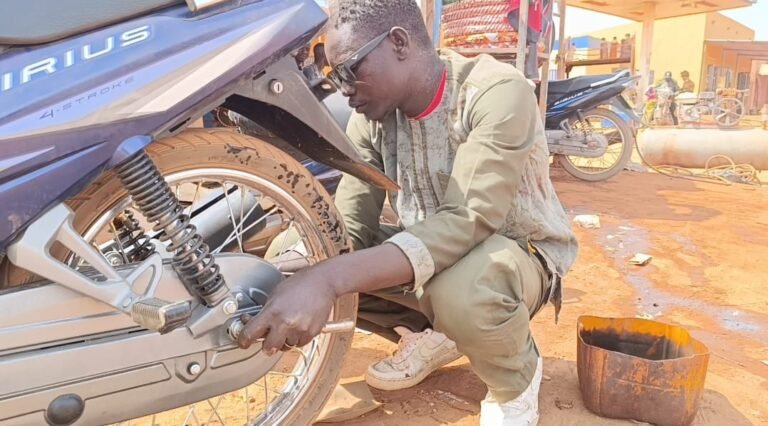 Rodrigue : Un mécanicien au style vestimentaire différent 4