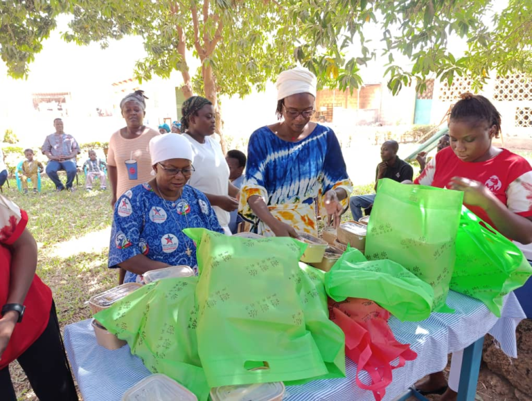 4 ans de MoussoNews : Don et moments de convivialité à Home Kisito 10