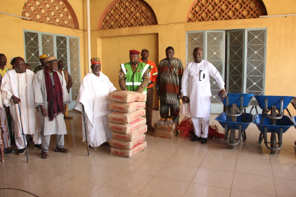 Faso Mêbo : Le Mogho Naaba remet un important lot de matériel 2 Faso Mêbo : Le Mogho Naaba remet un important lot de matériel 2