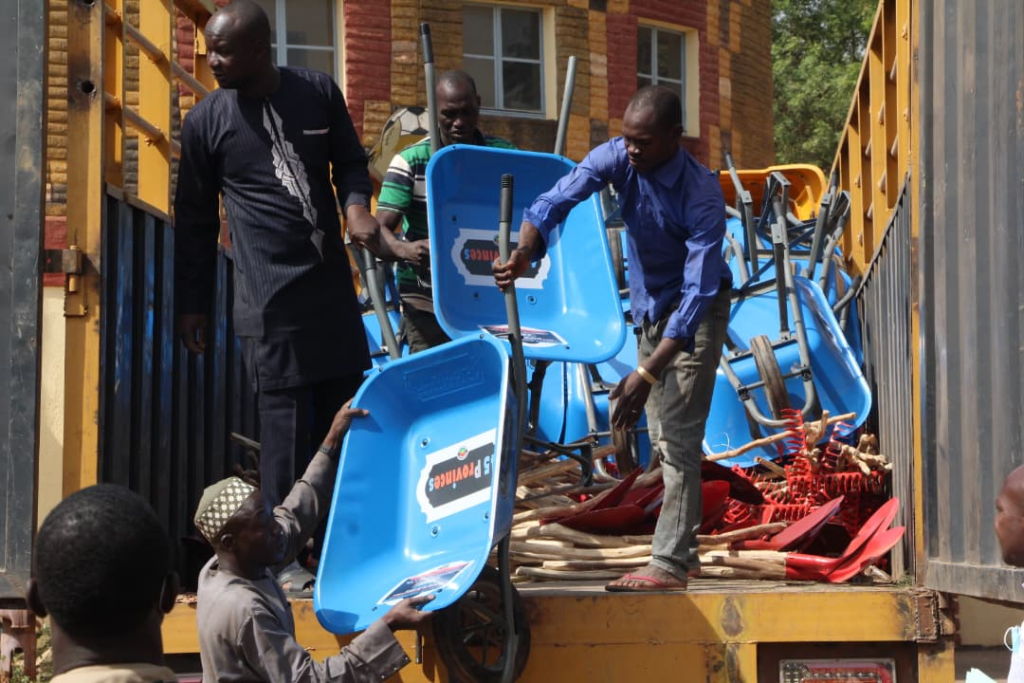 Faso Mêbo : Le Mogho Naaba remet un important lot de matériel 3 Faso Mêbo : Le Mogho Naaba remet un important lot de matériel 3