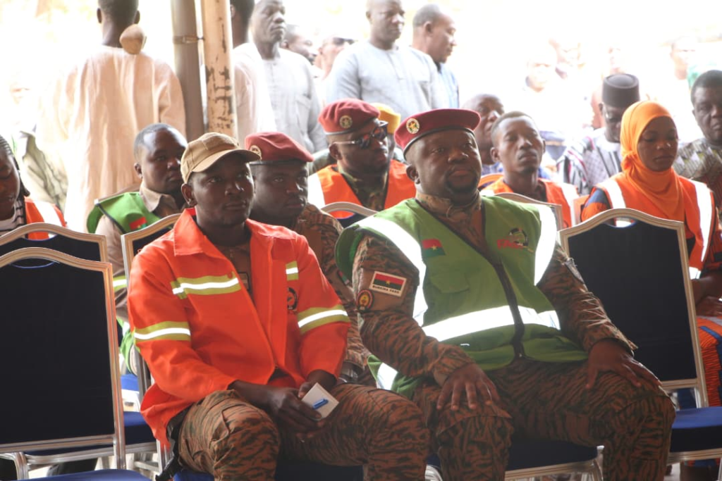 Faso Mêbo : Le Mogho Naaba remet un important lot de matériel 4 Faso Mêbo : Le Mogho Naaba remet un important lot de matériel 4