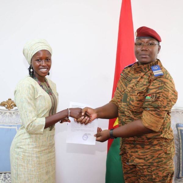 Accueil 5 Solidarité : La guérisseuse Adja Komsilga mobilise 20 millions F CFA dans le cadre de DɛmɛSira