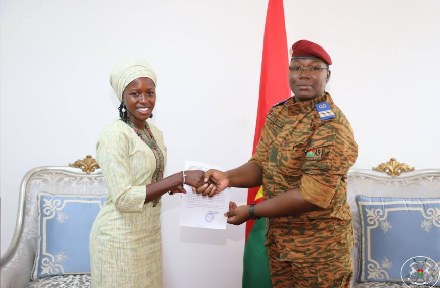 Accueil 4 Solidarité : La guérisseuse Adja Komsilga mobilise 20 millions F CFA dans le cadre de DɛmɛSira