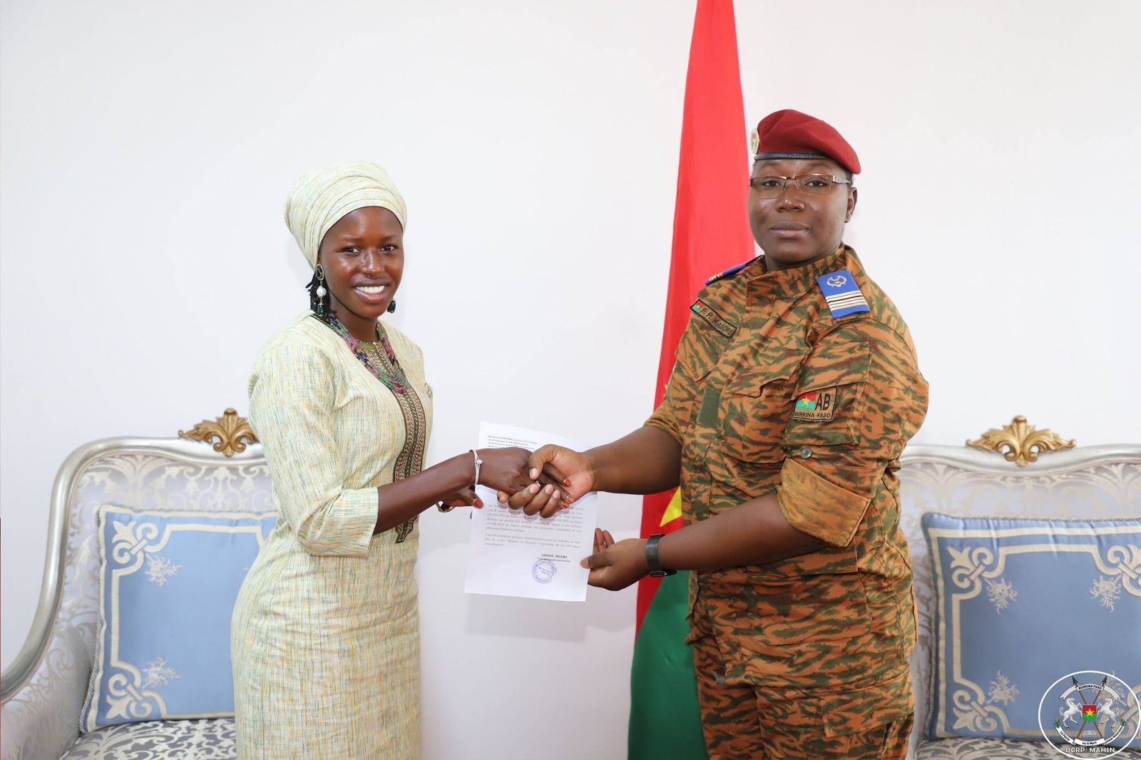 Accueil 23 Solidarité : La guérisseuse Adja Komsilga mobilise 20 millions F CFA dans le cadre de DɛmɛSira