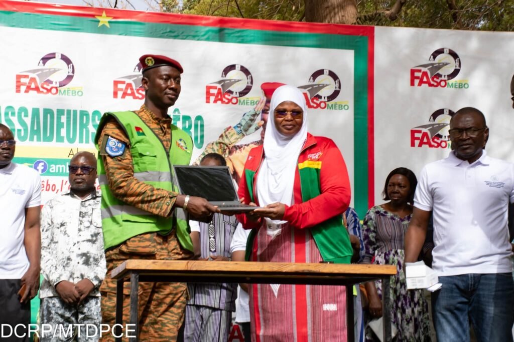 Faso Mêbo : Le ministère du Digital offre 10 ordinateurs, 5 portables, 20 tonnes de ciment