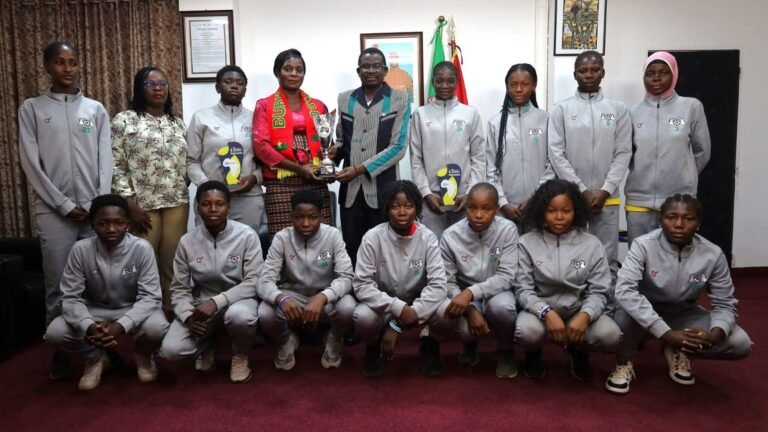 Championnats UFOA-B : Les Étalons U15 filles présentent leur trophée au MESFPT 8