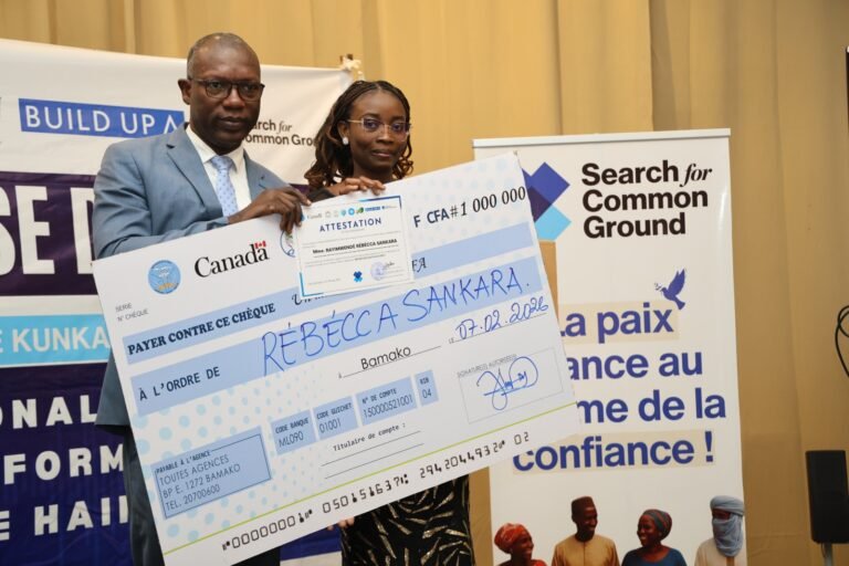 Rayimwendé Rebecca Sankara, championne régionale du projet ''TABALE KUNKAN LAAFI KIBARU'' dans la catégorie Recherche 1