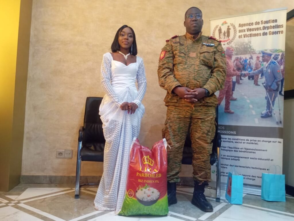 Accueil 11 Soutien à l’ASVOVIG : Esther offre 22 sacs de riz à l’occasion de son anniversaire